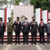 Bupati Kuningan berfoto bersama usai tabur bunga di TMP Haur Duni,, Kuningan.